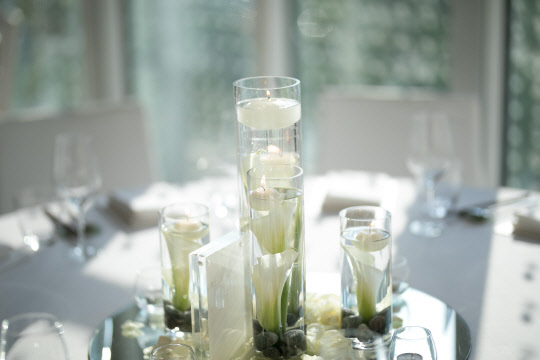 파크 하얏트 서울이 고품격 '스몰 웨딩'의 진수를 표방한 '웨딩 앳 더 파크' 웨딩  패키지를 선보인다. 프라이빗한 장소, 취향에 따른 맞춤 구성, 섬세한 서비스를 두루 갖췄다고 자부한다. 3월 31일까지 예약하면 하객 인원에 따라 제공되는 숙박 혜택에 무료 업그레이드 혜택이 추가된다. 자연 소재로 구성된 안락하고 세련된 객실에서의 투숙은 물론, 인피니티 풀  형태로 설계된 24층 수영장에서 편안한 휴식을 즐길 수 있다. 파크 하얏트 서울 제공